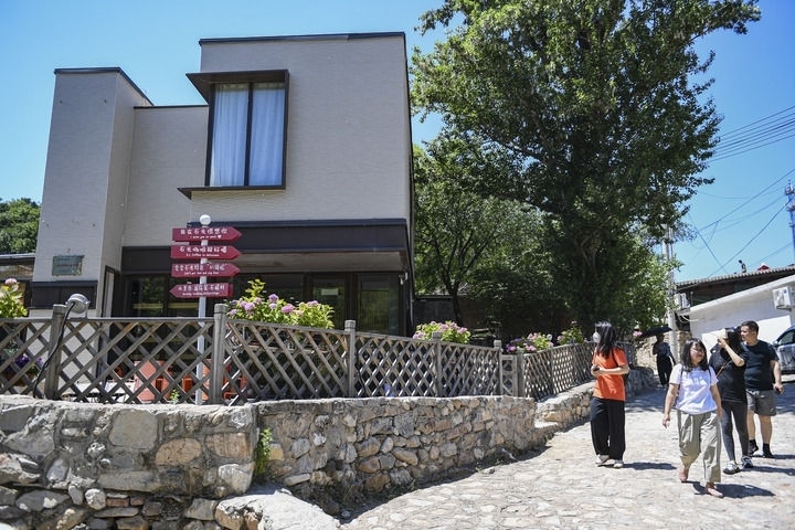 游客在北京延慶石峽村觀光（2024年6月1日攝）。新華社記者 陳鐘昊 攝