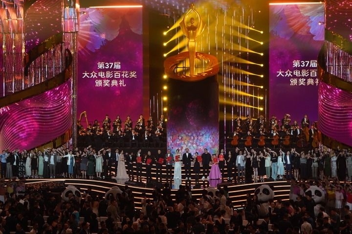 2024年8月4日，在四川成都，第37屆大眾電影百花獎(jiǎng)獲獎(jiǎng)?wù)吆痛蟊娫u(píng)審在舞臺(tái)上合影。新華社記者 唐文豪 攝