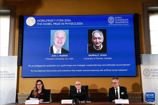 10月8日，在瑞典斯德哥爾摩舉行的2024年諾貝爾物理學(xué)獎(jiǎng)公布現(xiàn)場(chǎng)，屏幕顯示獎(jiǎng)項(xiàng)得主美國(guó)普林斯頓大學(xué)的約翰·霍普菲爾德和加拿大多倫多大學(xué)的杰弗里·欣頓。新華社記者 彭子洋 攝