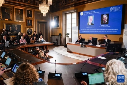 10月8日，在瑞典斯德哥爾摩舉行的2024年諾貝爾物理學(xué)獎(jiǎng)公布現(xiàn)場(chǎng)，屏幕顯示獎(jiǎng)項(xiàng)得主美國(guó)普林斯頓大學(xué)的約翰·霍普菲爾德和加拿大多倫多大學(xué)的杰弗里·欣頓。新華社記者 彭子洋 攝