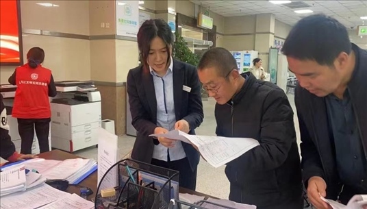 四川省成都市溫江區(qū)市場監(jiān)管局工作人員為群眾提供幫辦服務(wù)。圖片來源：人民網(wǎng)四川頻道