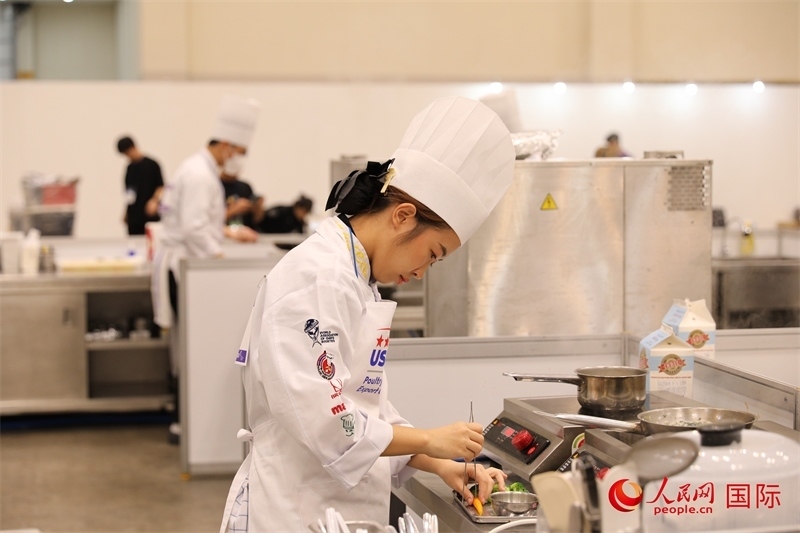 當(dāng)?shù)貢r(shí)間10月5日，廚師在第21屆釜山國(guó)際美食博覽會(huì)上展示廚藝。人民網(wǎng)記者 莽九晨攝