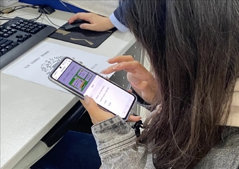 趙女士用手機(jī)掃碼預(yù)約幫辦服務(wù)。圖片來源：微信公眾號(hào)“上海市普陀區(qū)政務(wù)服務(wù)中心”