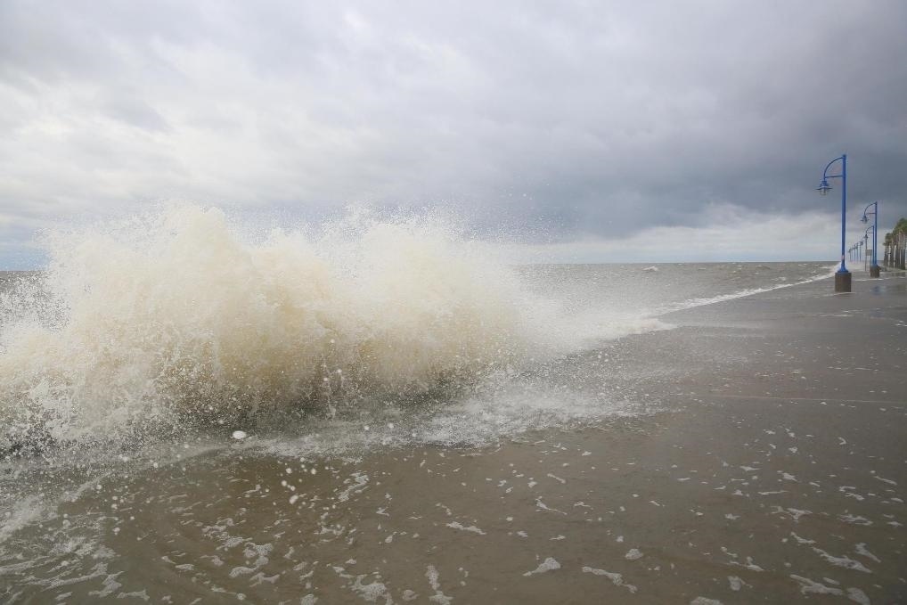 2020年9月15日，受颶風(fēng)“薩莉”影響，美國(guó)路易斯安那州新奧爾良的龐恰特雷恩湖巨浪拍岸。新華社發(fā)（魏蘭攝）