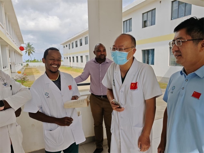 中桑醫(yī)護人員合作愉快。中國援桑醫(yī)療隊 供圖