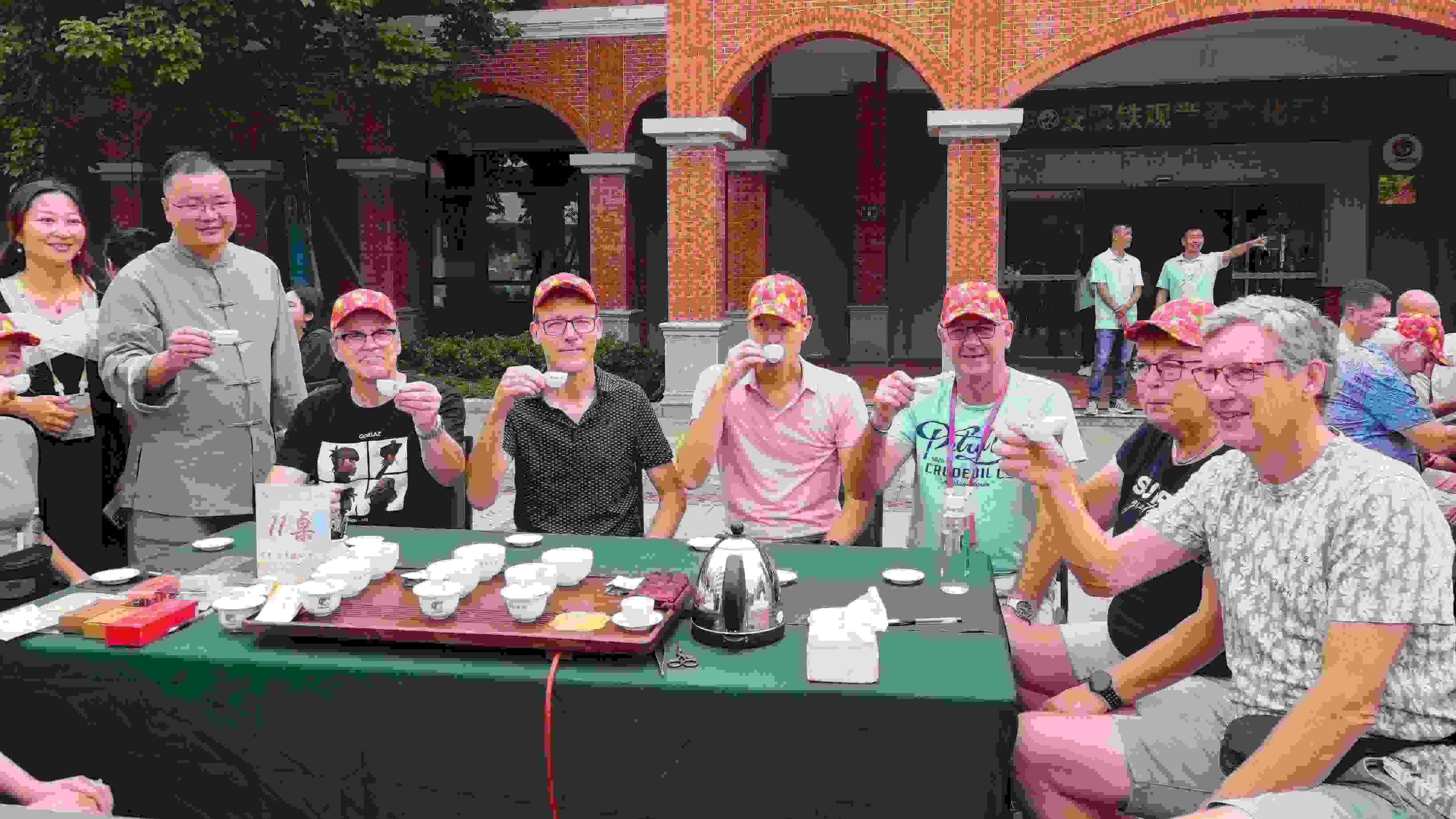 2023年10月4日，福建泉州，外國(guó)人品中國(guó)茶。