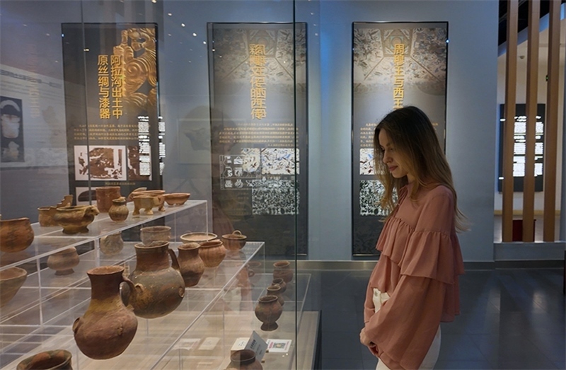 麗娜在吐魯番博物館參觀。劉妍希攝