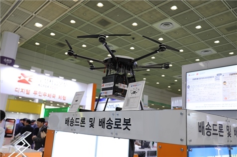“智慧生活周”博覽會(huì)上展出的快遞無(wú)人機(jī)。人民網(wǎng)記者 莽九晨攝