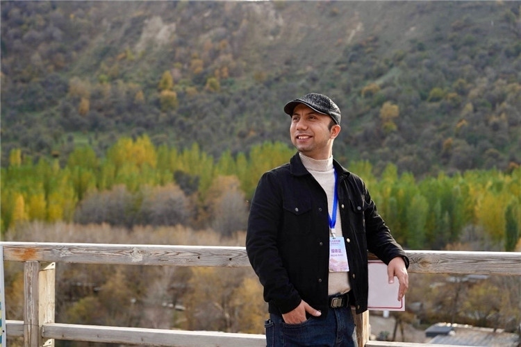 阿布德吾力參加“萬人說新疆”優(yōu)秀作者媒體行活動留影。受訪者供圖