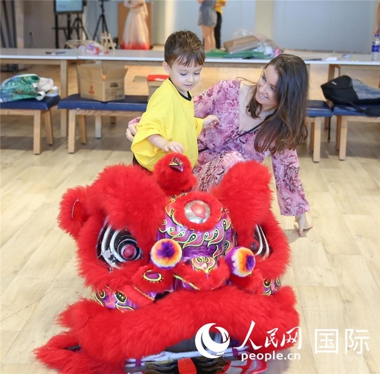 一名兒童在感受舞獅。人民網(wǎng)中東中心分社塔里克·易卜拉欣攝