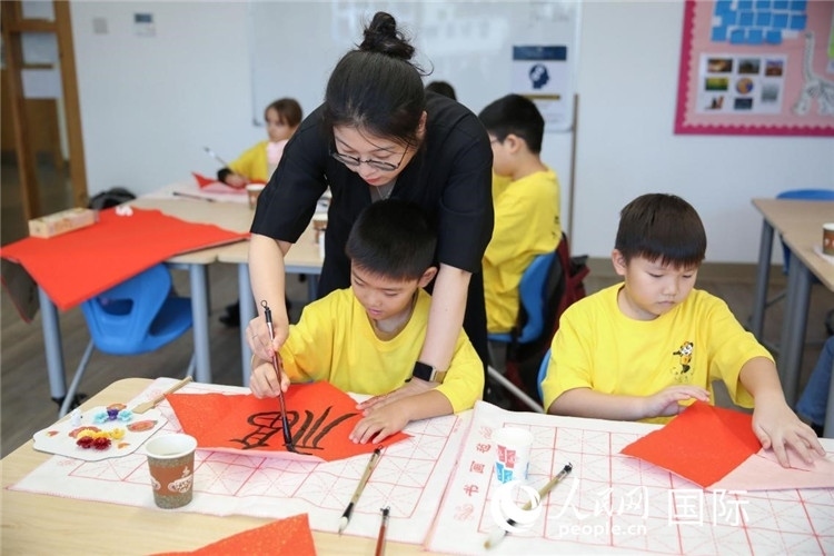 書法課場景。人民網(wǎng)中東中心分社塔里克·易卜拉欣攝