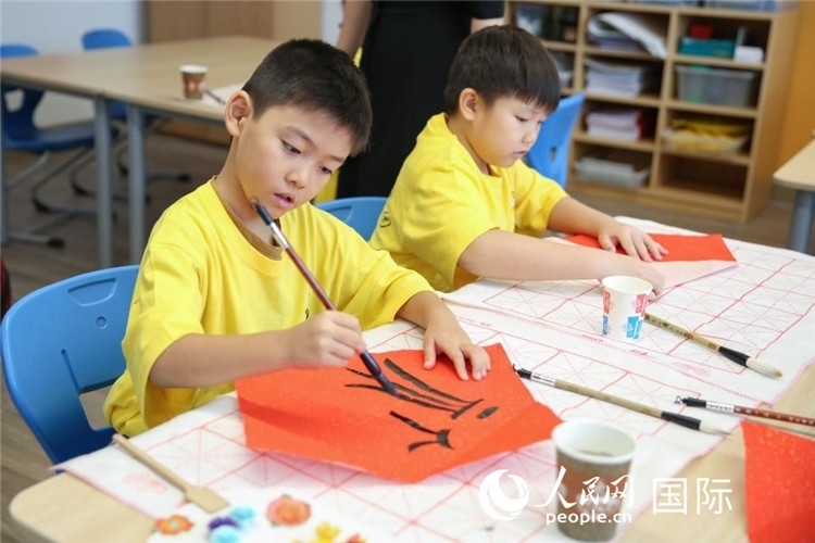 書法課。人民網(wǎng)中東中心分社塔里克·易卜拉欣攝