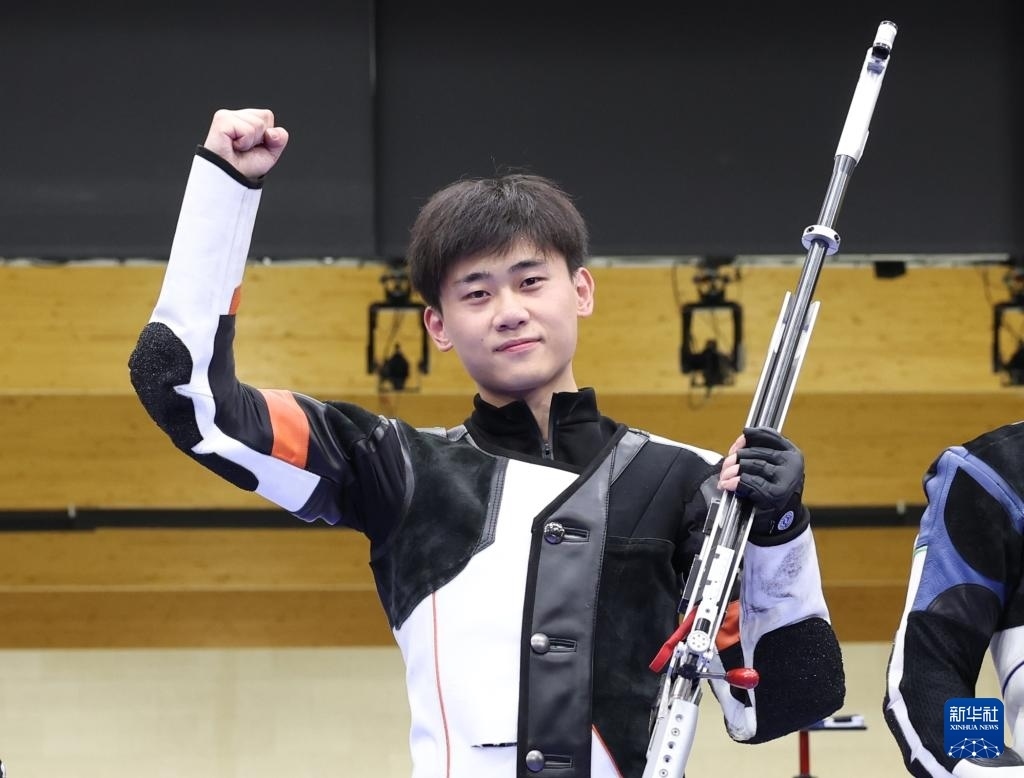 8月1日，在法國沙托魯舉行的巴黎奧運會射擊男子50米步槍三姿決賽中，中國選手劉宇坤奪得冠軍。圖為劉宇坤在奪冠后慶祝。新華社記者 張帆 攝