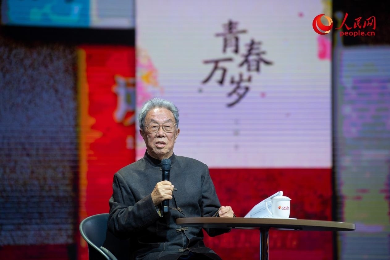 王蒙以《與時(shí)代同行 與人民同心》為題演講。人民網(wǎng)記者 翁奇羽攝