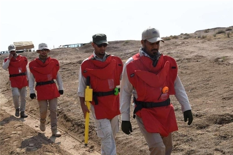 工作人員前往排雷。中國(guó)海油供圖
