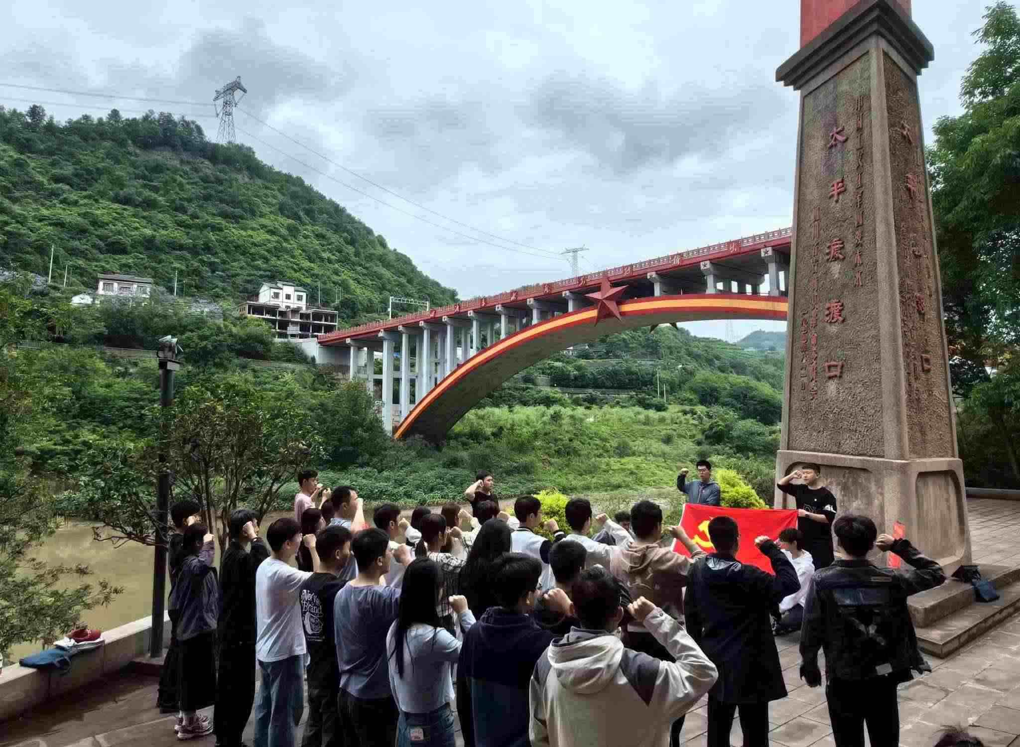 師生重溫入黨誓詞。校方供圖