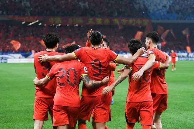 10月15日晚，張玉寧（9號）進(jìn)球后與隊(duì)友擁抱慶祝。新華社記者 李紫恒攝