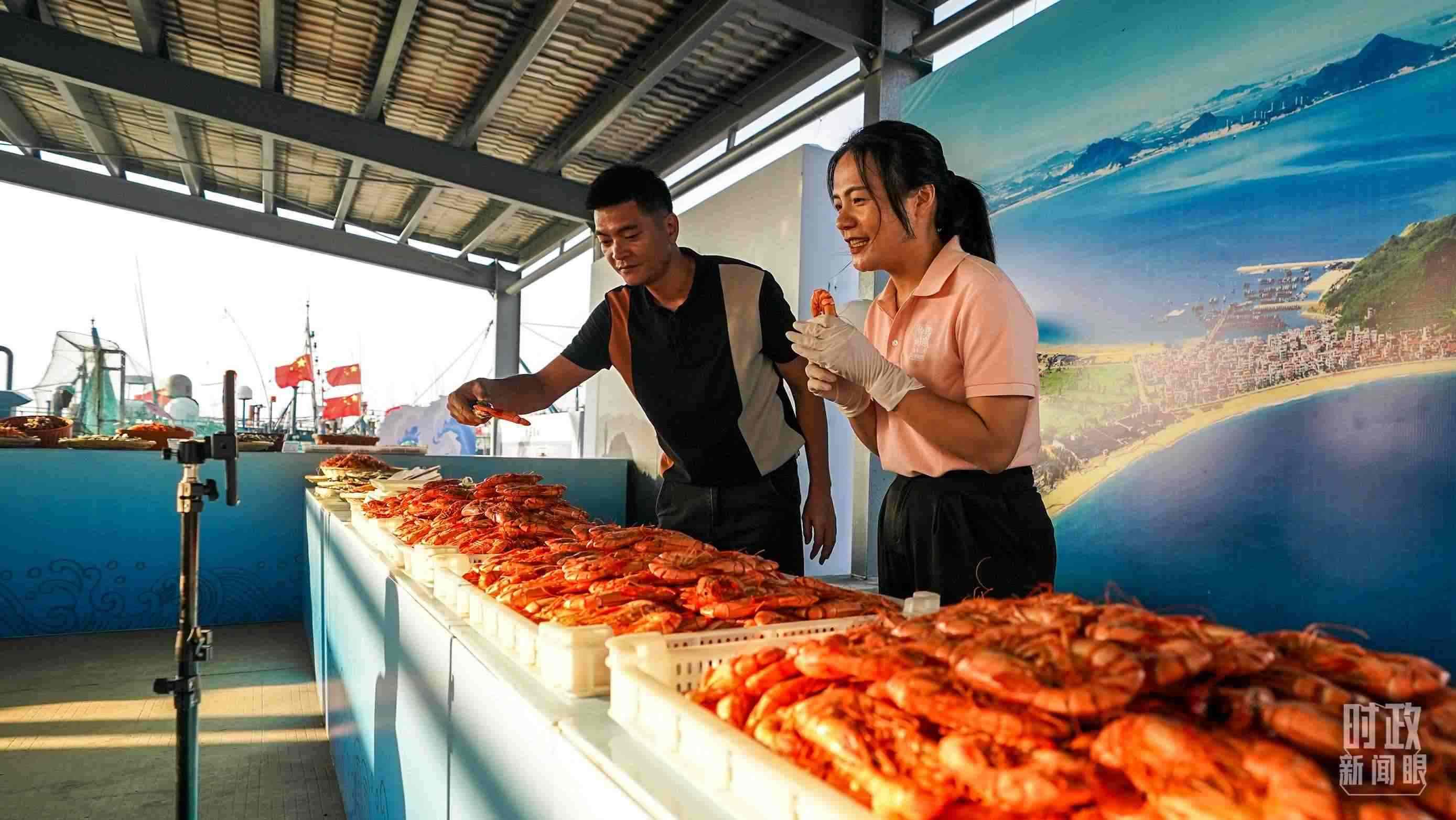 △正在直播賣(mài)貨的澳角村村民。（總臺(tái)記者李晉拍攝）