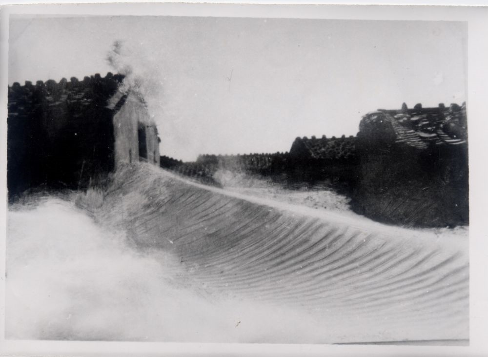 昔日的東山島風(fēng)沙掩埋部分村民村舍（資料照片）。