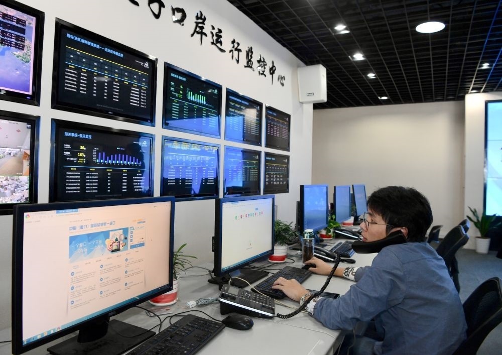 在中國(guó)（福建）自由貿(mào)易試驗(yàn)區(qū)廈門(mén)片區(qū)，國(guó)際貿(mào)易“單一窗口”工作人員在網(wǎng)上受理業(yè)務(wù)（2018年11月15日攝）?！皢我淮翱凇笔顷P(guān)檢等口岸部門(mén)、地方政府相關(guān)部門(mén)、金融機(jī)構(gòu)等共同參與的口岸管理共享平臺(tái)。貿(mào)易商能夠通過(guò)一個(gè)入口提交貨物進(jìn)出口或轉(zhuǎn)運(yùn)所需要的單證或電子數(shù)據(jù)，實(shí)現(xiàn)“一個(gè)平臺(tái)、一點(diǎn)接入、一次申報(bào)、一次辦結(jié)”。