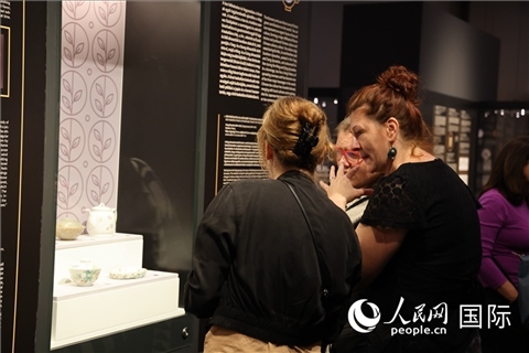 嘉賓參觀展覽。人民網(wǎng)記者 禹麗敏攝