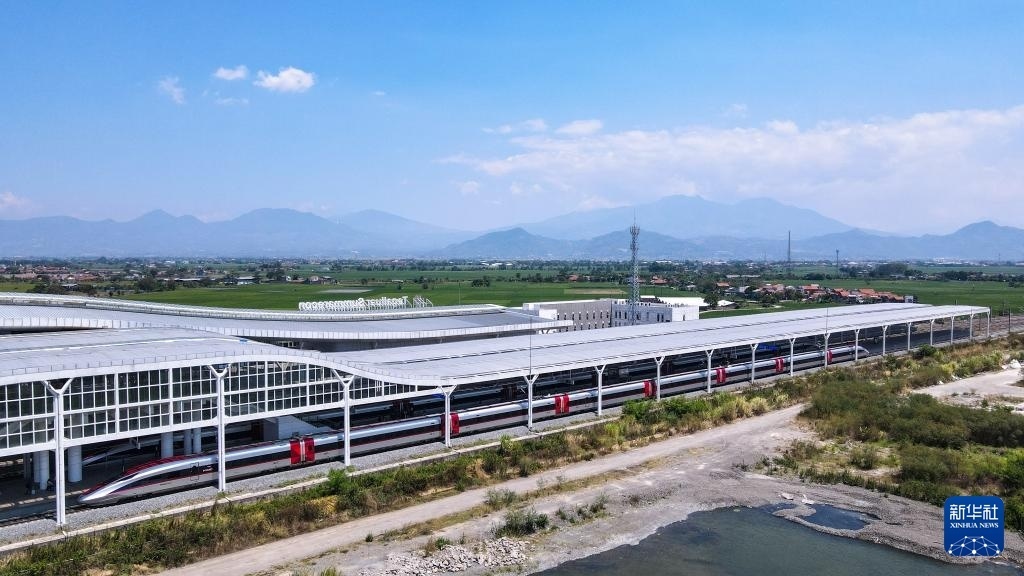 9月13日，在印度尼西亞萬隆德卡魯爾站，雅萬高鐵高速動車組列車?？吭谡九_上（無人機照片）。新華社記者 徐欽 攝