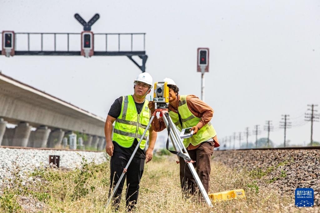 5月1日，在泰國大城府，中泰高鐵項目工作人員在施工現(xiàn)場勘查。新華社記者 王騰 攝