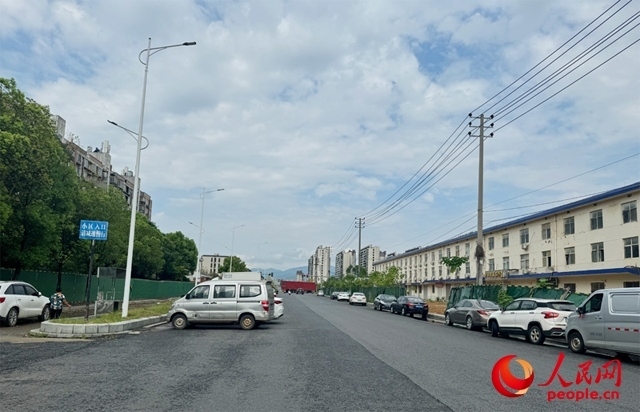 麗水佳園小區(qū)入口外及長(zhǎng)富大道上停滿了車輛。人民網(wǎng)記者 邱燁攝