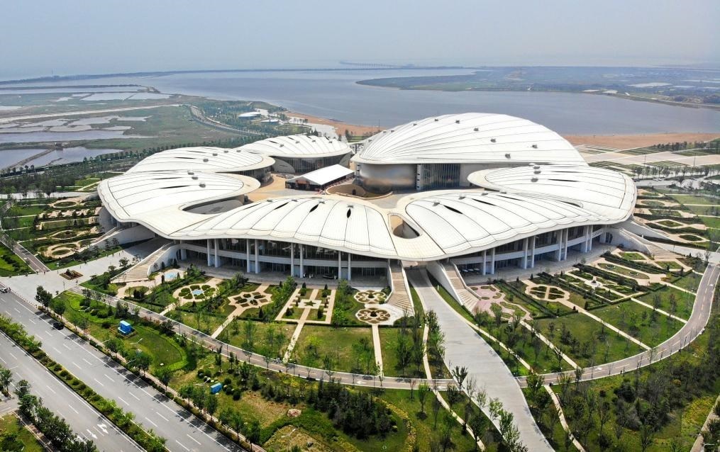 位于中國—上海合作組織地方經(jīng)貿(mào)合作示范區(qū)的青島·上合之珠國際博覽中心（2024年7月18日攝，無人機(jī)照片）。新華社記者李紫恒攝