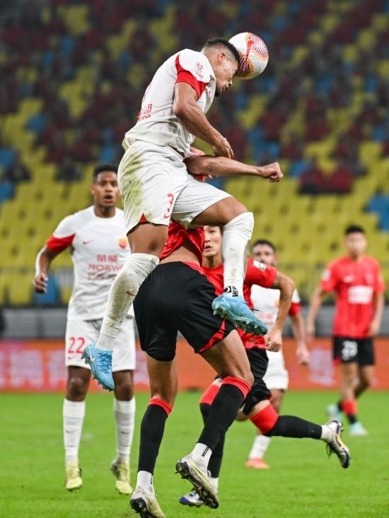 10月18日，上海海港隊(duì)球員蔣光太（上）在比賽中和成都蓉城隊(duì)球員費(fèi)利佩（下）爭頂。新華社記者 王曦 攝