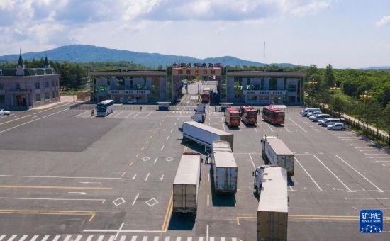 2019年6月22日，往返于中國和俄羅斯的貨車在中俄琿春口岸前排隊(duì)等待通關(guān)（無人機(jī)照片）。