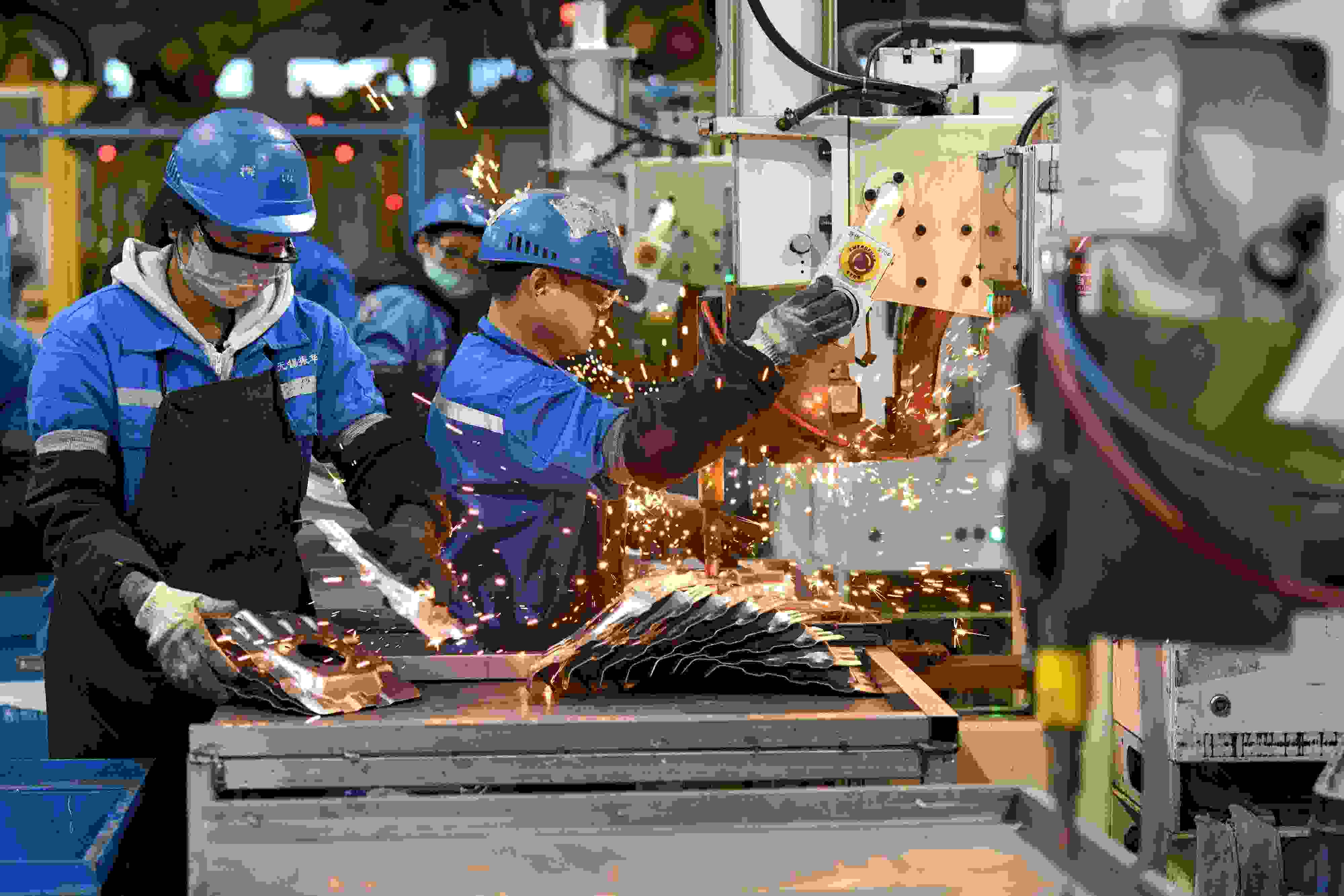 2023年2月7日，福建省寧德市蕉城區(qū)一家汽車零部件生產(chǎn)企業(yè)的生產(chǎn)線上一派繁忙景象。