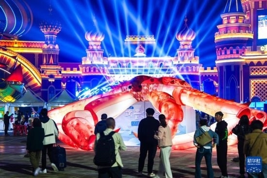 9月19日，游客在吉林省琿春市的2024琿春帝王蟹美食嘉年華現(xiàn)場游玩。新華社記者 許暢 攝