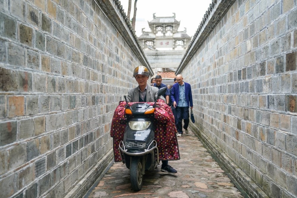 ↑市民在安徽省安慶市桐城市六尺巷通行。