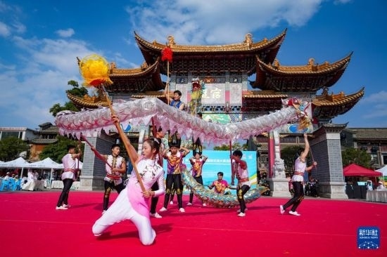 10月19日，四川師范大學(xué)舞龍隊在傳統(tǒng)舞龍項目中比賽，最終他們獲得該項目銀獎。