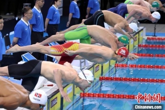10月19日晚，2024年世界泳聯(lián)游泳世界杯上海站結(jié)束第二個(gè)比賽日的爭(zhēng)奪。圖為中國(guó)選手潘展樂(lè)(左三)在男子100米自由泳決賽中。 中新社記者 湯彥俊 攝