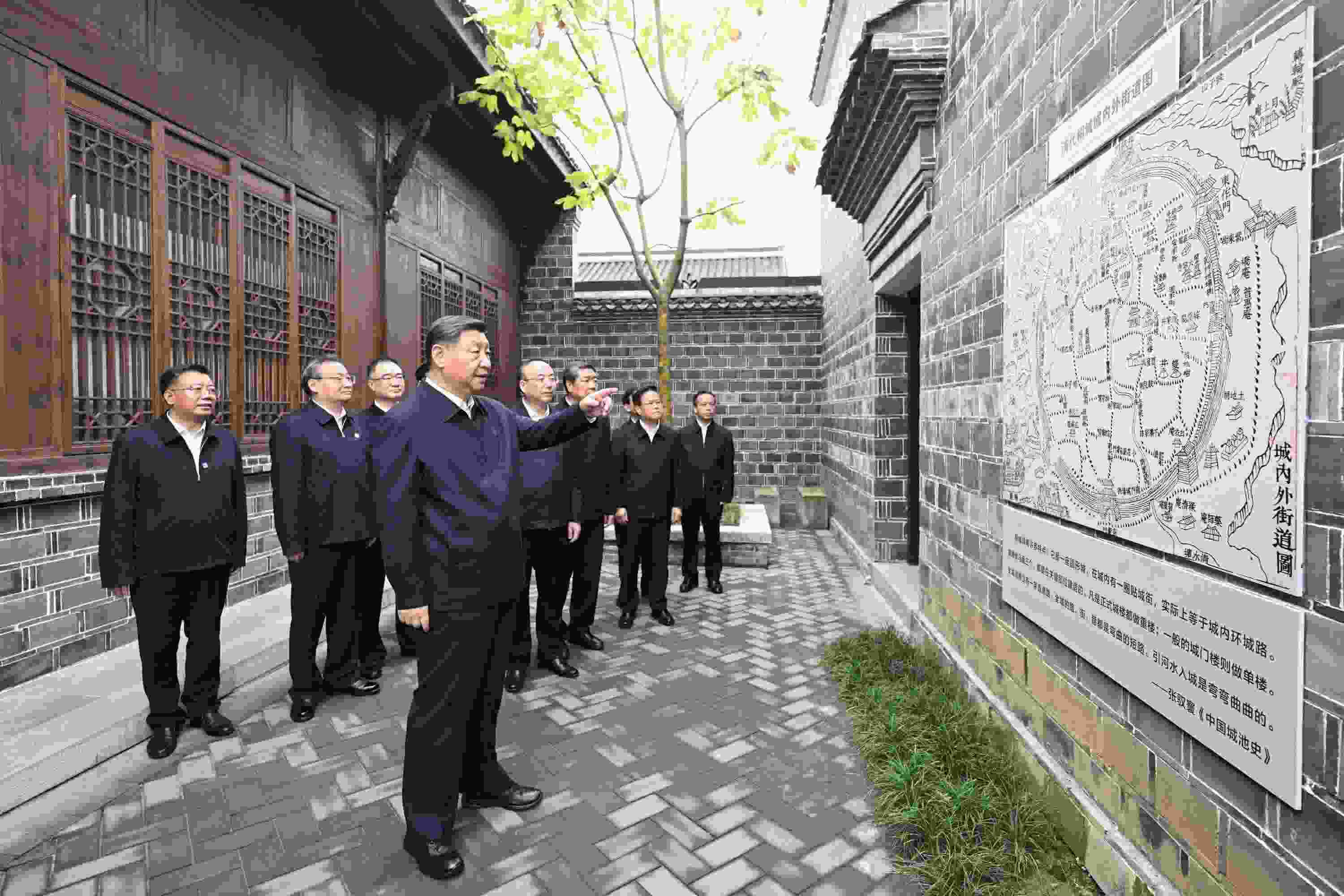 △2024年10月17日，習(xí)近平總書記在安徽省安慶桐城市六尺巷考察。