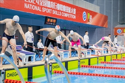 參賽選手在游泳救生項目比賽中。賽事主辦方供圖