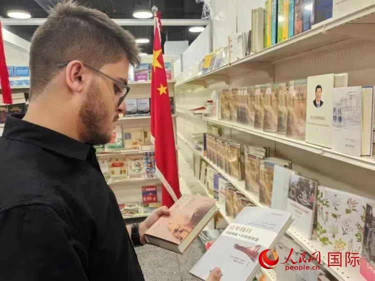 第二十三屆約旦安曼國際書展于10月10日至19日在約旦展覽中心舉行，約旦政府和民間各界人士在中國展臺翻閱圖書，熱烈交流互動，感受中華文化之美。人民網(wǎng)記者 李瀟攝