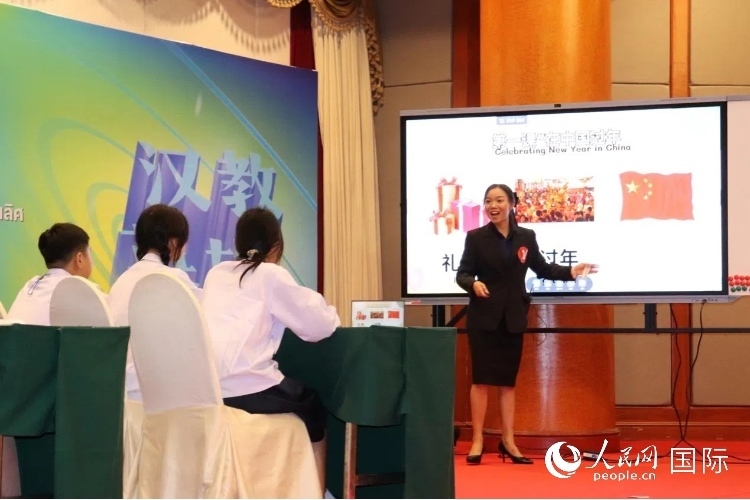 泰國(guó)本土中文教師參賽者現(xiàn)場(chǎng)授課。人民網(wǎng)實(shí)習(xí)生 姚欣可攝