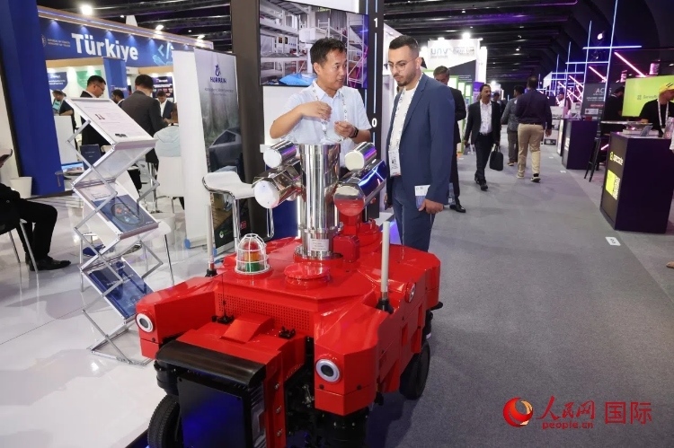 觀眾了解北京眸視科技有限公司研發(fā)的巡檢機器人。人民網(wǎng)記者 任皓宇攝