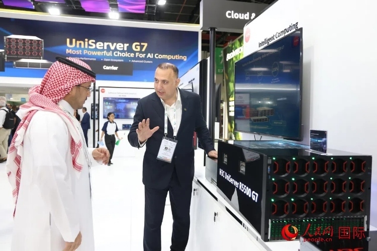 觀眾了解新華三集團展示的最新服務器產(chǎn)品。人民網(wǎng)記者 任皓宇攝