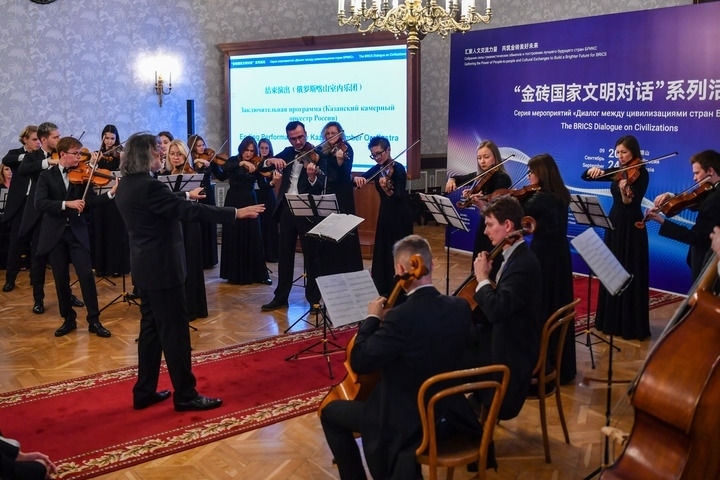 2024年9月24日，在俄羅斯喀山，俄羅斯喀山室內(nèi)樂團演奏傳統(tǒng)曲目?！敖鸫u國家文明對話”系列活動24日在俄羅斯喀山舉行，來自中國、俄羅斯、巴西、印度、南非、伊朗等金磚國家的相關(guān)機構(gòu)、各領(lǐng)域?qū)＜覍W者及青年代表等300多人參加。新華社記者 曹陽 攝