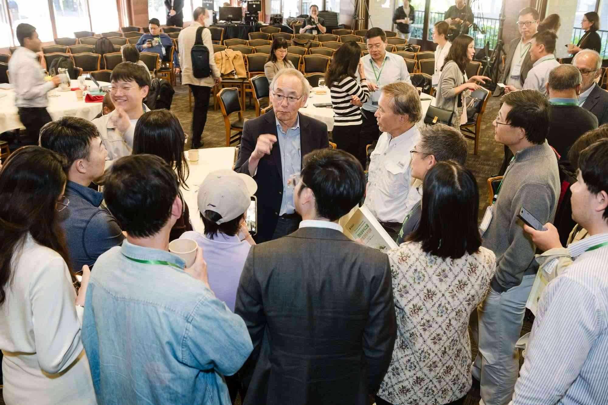 美國(guó)前能源部長(zhǎng)、諾獎(jiǎng)得主朱棣文教授在會(huì)場(chǎng)與參會(huì)者交流。馮超攝