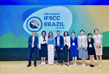 百雀羚集團(tuán)高層與研發(fā)團(tuán)隊(duì)。受訪方供圖