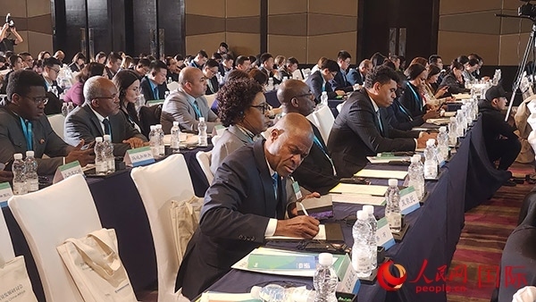 與會來賓在認真記錄。人民網(wǎng)記者 萬宇攝