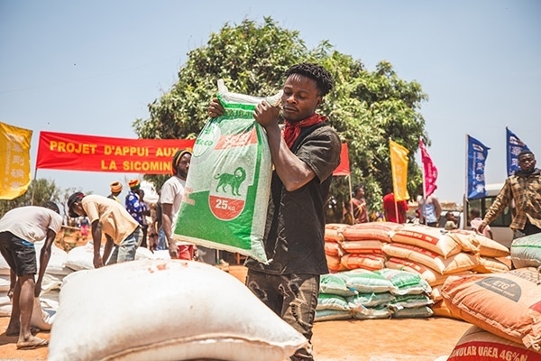 村民們興高采烈地把種子和化肥搬回家。中鐵資源供圖