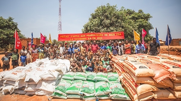 華剛礦業(yè)向當(dāng)?shù)鼐栀?zèng)種子化肥儀式現(xiàn)場(chǎng)。中鐵資源供圖