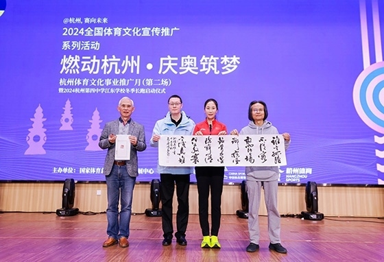 王麗萍與藝術(shù)家們共同創(chuàng)作主題作品。主辦方供圖