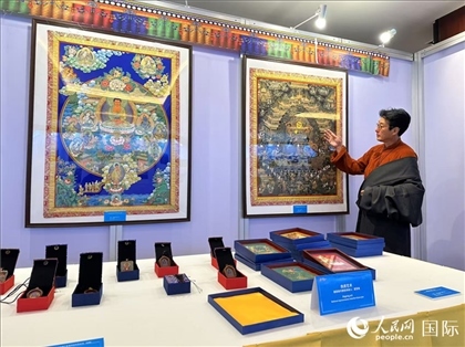 熱貢藝術國家級代表性傳承人夏吾角向嘉賓介紹作品。人民網記者 簡承淵攝